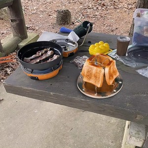 Exquisito portavasos de metal para pan tostado que ayuda a servir el pan tostado de manera uniforme en reuniones o desayunos festivos, fabricado por BRUSHSTROKE BLISS. - Product Image 2
