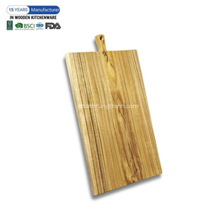 Planche à découper rectangulaire en bois de haute qualité avec poignée, motif naturel, design antidérapant, fabriquée au Vietnam - Product Image 3