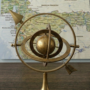 Globe armillaire céleste en laiton antique avec design de boussole à flèche, sculpture astronomique de bureau vintage - Product Image 4