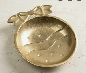 Bol décoratif en métal martelé à accents floraux, finition argent poli, motif pétale de fleur, petit plateau à bijoux en métal, décoration de table centrale - Product Image 1