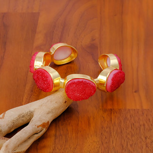 Bracelet manchette ajustable fait main en pierre précieuse Druzy de sucre rouge, plaqué or, style bohème, bijou de naissance, cadeau pour elle - Product Image 1