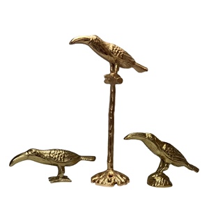 Ensemble de trois bougeoirs en forme de corbeau en or dans un accent décoratif de style sculpture animale unique pour l'éclairage de l'hôtel à la maison - Product Image 1
