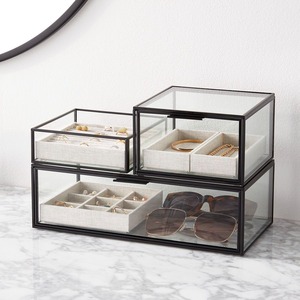 Boîte à bijoux moderne en métal et verre géométrique avec finition dorée pour accessoires cosmétiques et rangement de bijoux précieux - Product Image 6
