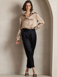 SADIA AUN HUTE COUTURE Elegante Camisa de Seda Dorada con Brillo Suave, Diseño Reversible hasta el Suelo, Combinada con Pantalones Negros Elegantes y Ajustados - Product Image 3