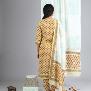 Traje Punjabi Profesional Amarillo y Blanco |   Conjunto de Kurti y Pijama con Estampado Floral Hecho a Mano con Borde |   Conjunto Maestro de Sarong Indio - Product Image 4