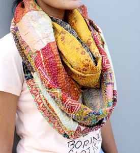 Bufanda Kantha de Seda Vintage: Estola de Patchwork Hecha a Mano - Product Image 3