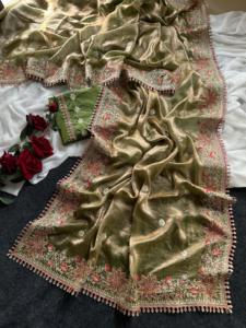 El sari viene en una hermosa tela brillante con un borde floral y bordados detallados, y pequeños borlas colgantes que añaden un toque real. - Product Image 5