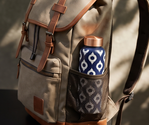 Botella de Cobre de Alta Calidad con Diseño Moderno y Patrón Impreso en Blanco y Azul Marino, Botella de Agua Resistente para Gimnasio, Oficina y Actividades al Aire Libre - Product Image 2