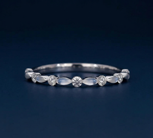 Anillo de Diamante Cultivado en Laboratorio de Oro de 14K, Anillo de Boda Minimalista, Anillo de Diamante Creado en Laboratorio Apilable para Mujer - Product Image 1