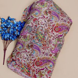 Robe Saree ethnique indienne en tissu crêpe léger de 44 pouces, broderie Paisley couleur crème pêche avec détails de paillettes scintillantes - Product Image 3