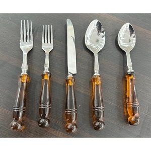 Ensemble de couverts vintage de style américain en acier inoxydable avec manche en résine ambrée, couverts durables pour la table, cuillères et fourchettes - Product Image 1