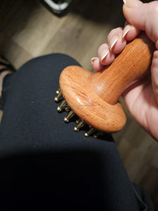 Masajeador de Cuero Cabelludo Kansa Hecho a Mano con Agujas de Bronce y Mango de Madera, Herramienta de Reflexología Capilar para Spa, Bienestar y Desintoxicación - Product Image 5