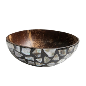 Tazón de cáscara de coco acabado a mano con detalles tallados, ecológico, textura lisa y pulida para uso en la cocina. - Product Image 2