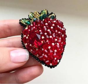 Broche perlée artisanale personnalisable avec broderie élégante pour tenue de mariage unisexe - Product Image 3