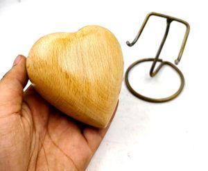 Urne funéraire exclusive en bois en forme de cœur pour cendres, avec un design artistique et un fermeture sécurisée - Product Image 3