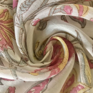 Tissu en coton imprimé à la main – Motif floral Moghol |   Textile indien traditionnel rose et moutarde - Product Image 2