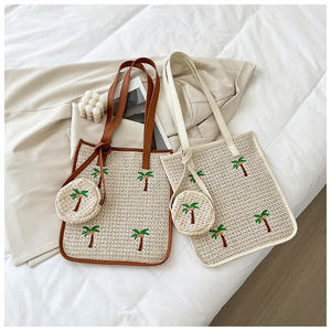 Añade un toque de estilo festivo con este precioso bolso de hilo natural diseñado con motivos de palmeras y un monedero a juego. - Product Image 4