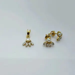 Bijoux élégants pour femmes, boucles d'oreilles en or, perles et cristaux, avec pendentif assorti et ensemble de boucles d'oreilles. - Product Image 2