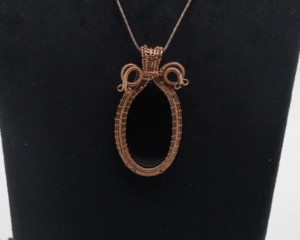 Collar de espinela negra natural con colgante envuelto en alambre de cobre |   Joyería de Piedras Preciosas Hecha a Mano - Product Image 2