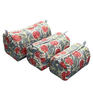 Bolsa de Cosméticos de Algodón Floral Gris Hecha a Mano |   Bolsa de Maquillaje Acolchada con Forro Impermeable y Cierre |   Neceser de Viaje Artesanal - Product Image 1