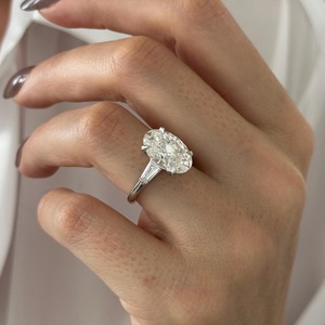 Anillo de Compromiso de Lujo con Diamante Ovalado de 5 Quilates E VVS2 Cultivado en Laboratorio, con Tres Piedras y Piedras Laterales Baguette en Oro Blanco o Platino - Product Image 1