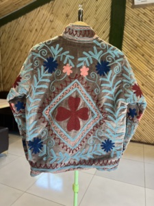 เสื้อแจ็คเก็ตบอมเบอร์ปักลายกำมะหยี่ถักมือ ระบายอากาศได้ดี สำหรับผู้หญิง |   เสื้อแจ็คเก็ตลายดอกไม้สำหรับฤดูหนาว/ฤดูใบไม้ร่วง |   แท่นวางสินค้าพรีเมียมสำหรับช่างฝีมือ - Product Image 4