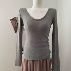 เสื้อยืดผู้หญิงแขนยาวคอวีเปลือยหลังเสื้อถักด้านในสีพื้น - Product Image 5