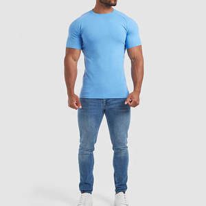 T-shirt pour homme à manches courtes bleu clair, col rond, coupe ajustée, jersey décontracté, respirant, longueur normale, couleur unie, tissu tricoté - Product Image 2