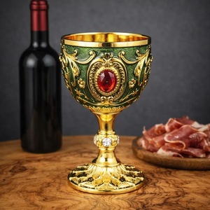 Gobelet en métal artisanal élégant avec bordure dorée et corps vert gemme rouge pour les occasions de mariage - Product Image 4