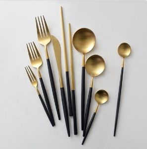 Service de couverts moderne avec poignées foncées et finition dorée, pour une esthétique de table minimaliste et contemporaine, idéal pour les restaurants et la maison. - Product Image 5
