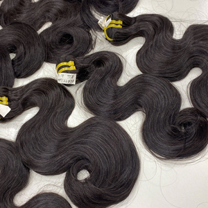 Extensiones de cabello humano vietnamita ondulado de cuerpo negro natural de alta calidad al por mayor 100% extremos doblemente dibujados para tejer - Product Image 5