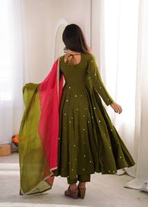 Costume Anarkali traditionnel vert olive pour femmes avec dupatta brodé, coupe ample, longueur au sol, tenue décontractée, style Inde Pakistan - Product Image 1