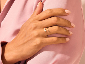 Bague ouverte en or jaune 14 carats avec diamant solitaire cultivé en laboratoire - Product Image 2