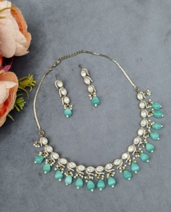 Ensemble de collier Kundan avec pendentifs ovales sertis de pierres et perles, avec boucles d'oreilles, collection de bijoux Kundan de créateur pour soirée avec accents de perles - Product Image 2