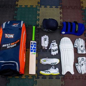 Kit Completo de Ediciones Internacionales para Jugadores: Guantes y Protecciones de Bateo Altamente Protectores, y Kit de Bate de Cricket de Madera de Salgueiro Inglés - Product Image 2