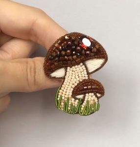 Broche de Flores Hecho a Mano por Diseñadores con Bordado Multicolor y Adornos de Cuentas para Accesorios de Mujer - Product Image 1