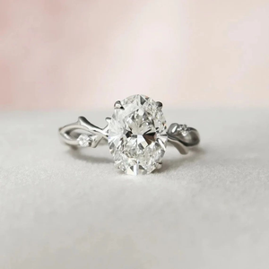 Bague de fiançailles ovale en moissanite, élégante bague solitaire de mariée, pierre centrale étincelante, bande torsadée, bijoux pour femme, cadeau pour elle - Product Image 1