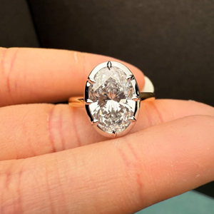 Anillo de Compromiso Ovalado de Moissanita de 3 Quilates Iced Jewelz, el Más Vendido, en Oro Amarillo de 14k con Engaste de Garras y Certificación IGI - Product Image 6