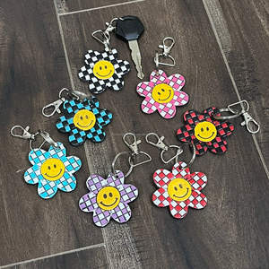 Porte-clés en cuir à carreaux rose et blanc faits à la main avec motif fleur souriante, fournisseur en gros, joli breloque de sac pour cadeau promotionnel - Product Image 5