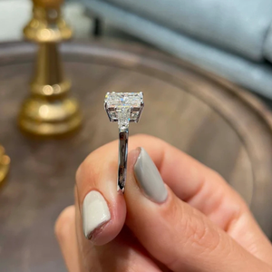 Anillo de Compromiso Elegante para Mujer con Tres Piedras de Diamante Cultivado en Laboratorio de 2.5ct, Color DEF, Corte Radiante Baguette, Oro de 14K, Claridad VS, Certificado IGI - Product Image 4