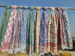 Pareos de Playa Estampados a Mano de la India, Sarongs de Tela Suave de Voile, Ecológicos, Elegantes y Modernos para el Verano - Product Image 3