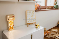 Lampe d'ambiance sculptée en bois, motif astronaute magnétique poli, veilleuse décorative de dessin animé, design personnalisable pour bureau d'enfant