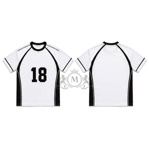 Maillot de football personnalisé pour homme, rouge, manches courtes, numéro 18, col rond, en maille polyester respirante, pour toutes les saisons - Product Image 1