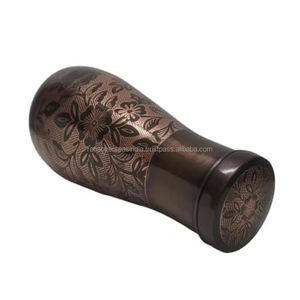 Elegance Flower Design Pot de bouteille en cuivre Carafe à eau en cuivre pur fini mat avec verre intégré pour un usage quotidien au meilleur prix - Product Image 4