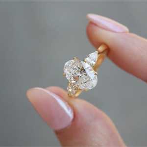 Bague de fiançailles luxueuse à trois pierres avec diamant de laboratoire ovale de 2 carats, coupe poire latérale, en or jaune 14K plaqué rhodium, IGI OM GEMS - Product Image 2