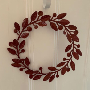 Couronne de feuilles en métal bronze rustique avec des détails de feuillage et des accents de baies, parfaite pour une décoration d'automne ou murale charmante - Product Image 2