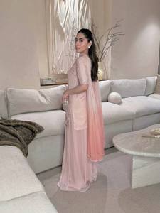 ชุดแต่งงานอินเดีย-ปากีสถานผ้าไหมสีชมพูหรูหรา ยาวกรอมพื้น ปักลายดอกไม้ ทรงปกติ ชุดพื้นเมืองสำหรับผู้หญิง ใส่ได้ทุกฤดู - Product Image 4
