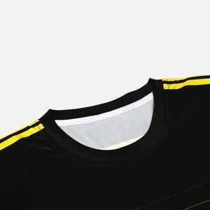 Conjunto de Uniforme de Fútbol Sublimado Personalizado, Negro con Rayas Amarillas, Cuello Redondo, Manga Corta, Absorbe la Humedad, Uniforme Deportivo para Hombre Adulto - Product Image 4