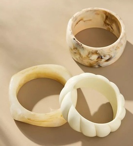 ชุดกำไลข้อมืออะคริลิควินเทจ รูปทรงดอกไม้ สำหรับทุกเพศ กำไลเรซิ่นสีครีมน้ำตาลลายหินอ่อน เครื่องประดับ - Product Image 1