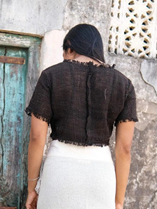 Blusa Corta Negra Hecha a Mano de Algodón con Borde Crudo, Ecológica, Orgánica, Estilo Indio Khadi, Manga Corta, Textura Rústica - Product Image 2